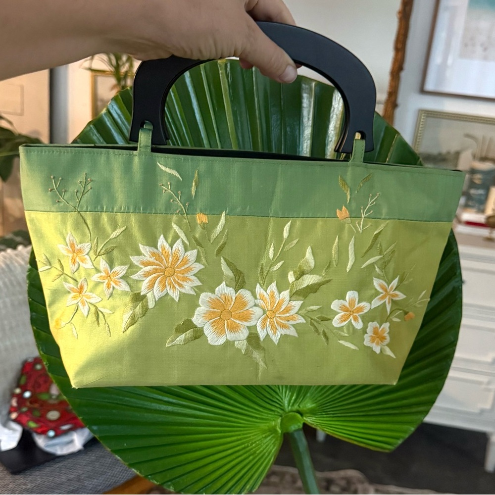 Vintage Hand-Embroidered Green Floral Tote Bag with Black Handles - Picture 3 of 9
